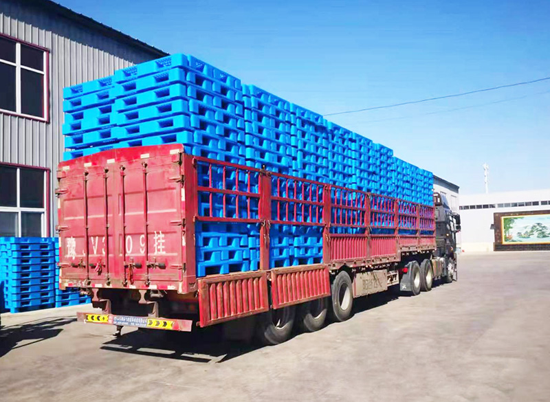 塑料托盤整車發(fā)貨，已經(jīng)裝好準備發(fā)車